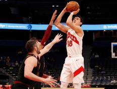 雷竞技-包含西亚卡姆在雄鹿比赛中出色防守，关键助攻引发热议！的词条